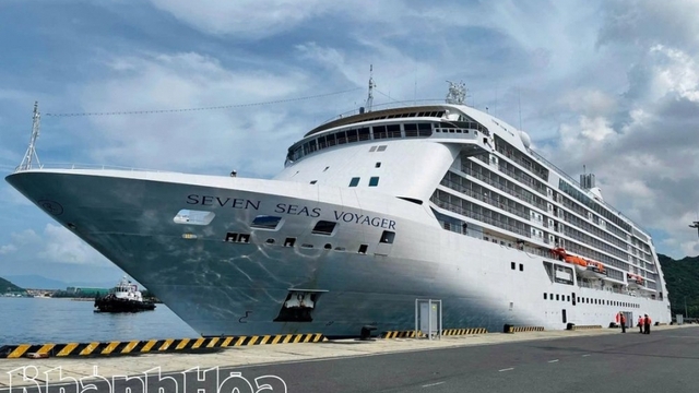 Two cruise ships bring 1,400 foreign tourists to Khanh Hoa