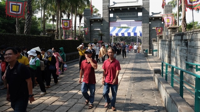 Hàng ngàn người dân TP.HCM "đổ bộ" các điểm vui chơi giải trí dịp Giỗ Tổ