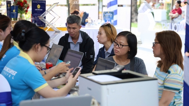 Trời nắng nóng không cản được người dân săn tour giá hời