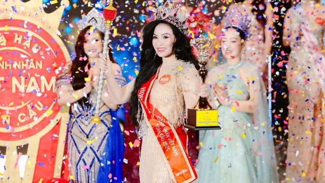 Hoa hậu Doanh nhân Việt Nam Toàn cầu 2025 nhận vương miện trị giá 1 tỷ đồng