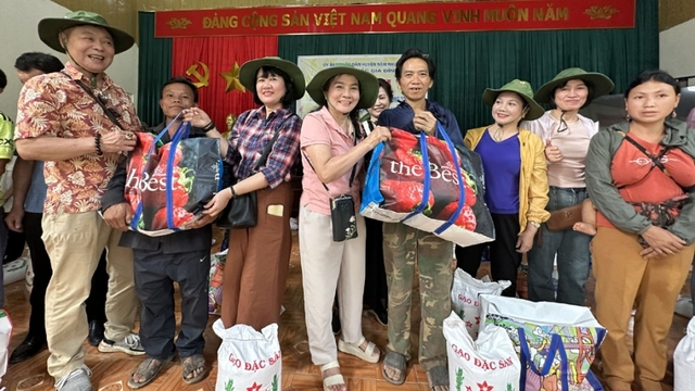 Món quà nghĩa tình từ thủ đô đến với hộ nghèo và học sinh vùng khó Lai Châu