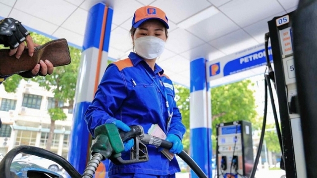 Petrol prices climb again, RON95 tops VND19,600 per litre