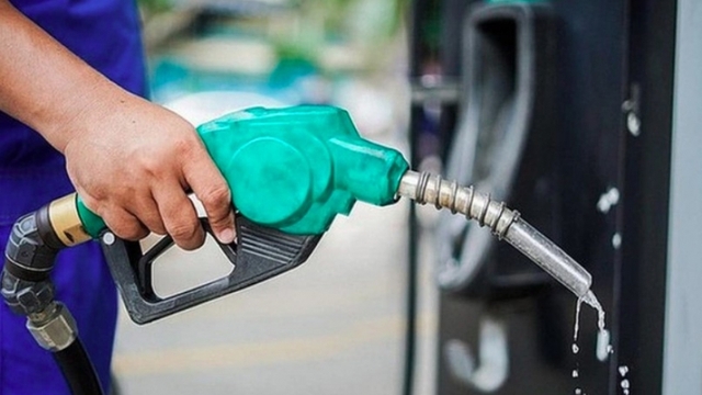 Petrol prices fall below VND19,200 per litre