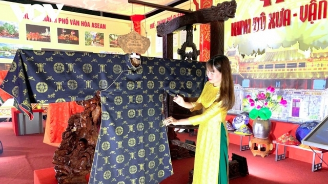 Vietnamese cultural heritages and tourism featured at Hue exhibition