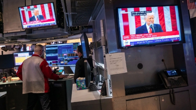 Chứng khoán lao dốc, giá vàng phá kỷ lục sau khi ông Trump ký lệnh áp thuế đối ứng