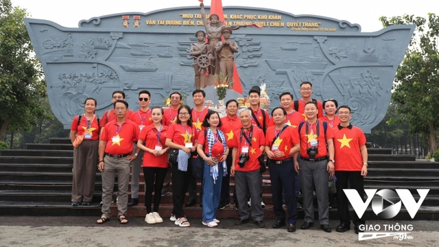 100 lãnh đạo, phóng viên báo chí lên đường hướng về Trường Sa