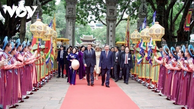 Party chief To Lam and French President visit Temple of Literature