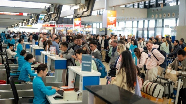 Air travel tops 636,000 passengers in first three days of national holiday