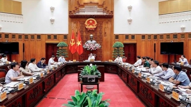 PM demands swiftly institutionalising Party's resolution on private sector