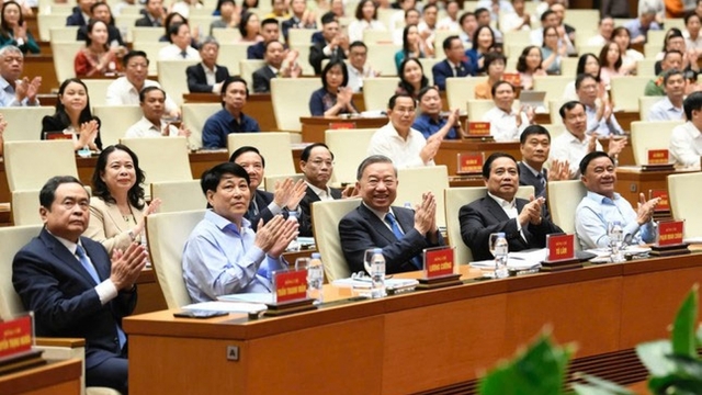 Bộ Chính trị yêu cầu kiên quyết xử lý sai phạm trong công tác cán bộ khi sắp xếp