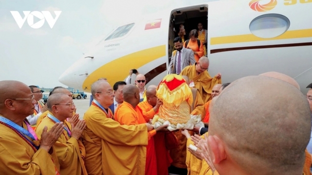 Thousands venerate Lord Buddha’s Sarira in Hanoi