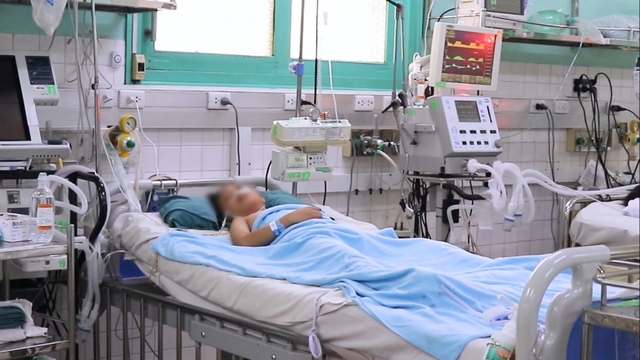 Điều trị cho bệnh nhi 8 tuổi bị cửa cuốn cuốn lên cao, nguy kịch vì ngưng tim, ngưng thở