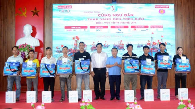"Cùng ngư dân thắp sáng đèn trên biển" tại Nghệ An