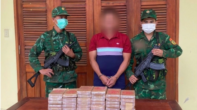 Man caught red-handed transporting drugs from Laos