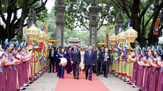 Tổng Bí thư Tô Lâm và Phu nhân cùng Tổng thống Pháp và Phu nhân thăm Văn Miếu-Quốc Tử Giám