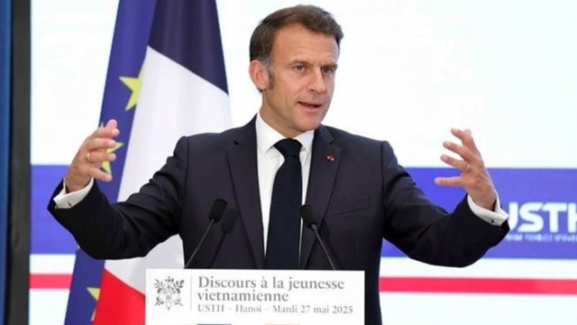 French President talks to Vietnamese students, young intellectuals in Hanoi