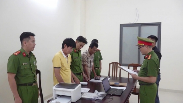 Khởi tố, bắt tạm giam 2 huấn luyện viên bóng đá Khánh Hòa