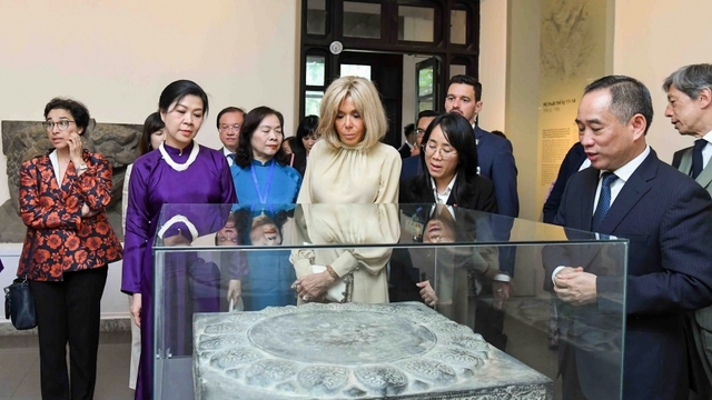 Phu nhân Tổng Bí thư và Phu nhân Tổng thống Pháp chiêm ngưỡng Bảo vật quốc gia Việt Nam