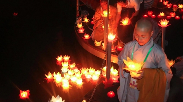 Thousands release lanterns in HCM City for Vesak Day