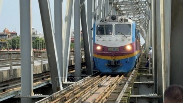 PM orders fast-track construction of Lao Cai - Hanoi - Hai Phong railway