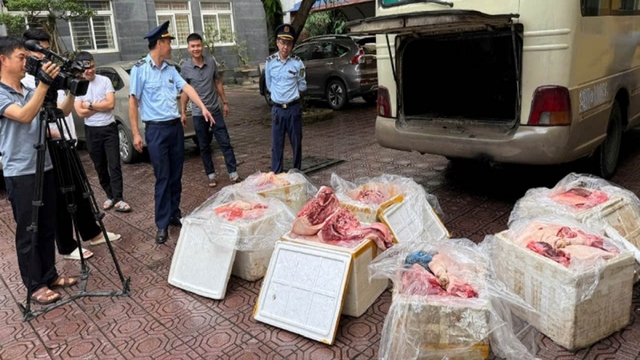 Phát hiện 450kg thịt lợn đang phân huỷ chuẩn bị bán ra thị trường