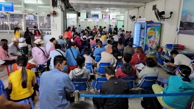 Nhân viên y tế và chuyện thu tiền viện phí