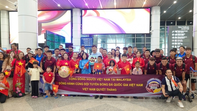 ĐT Việt Nam được tiếp lửa khi đặt chân tới Malaysia