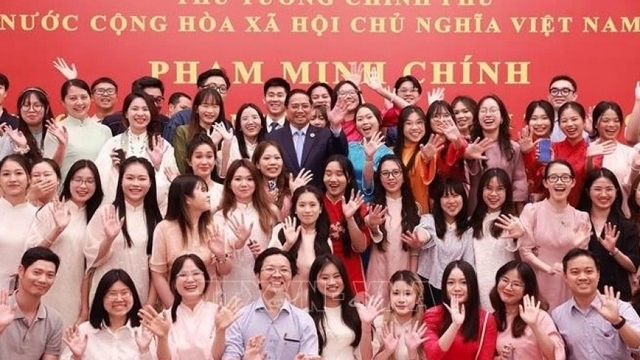 PM meets Vietnamese community in China