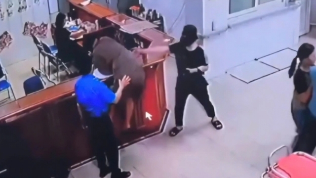 Công an làm việc với người đàn ông tấn công nhân viên y tế tại Nghệ An
