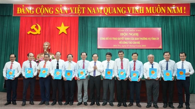 Sáp nhập tỉnh, nhiều cán bộ chủ chốt tỉnh Bến Tre nghỉ hưu trước tuổi