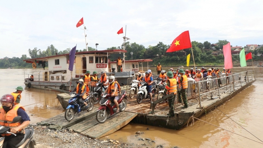 Dùng phà quân sự giúp dân qua sông sau khi tạm cắt cầu phao