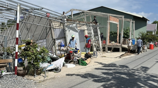 Tiền Giang: Tiếp tục xảy ra sạt lở, 2 căn nhà dân bị sụp xuống sông