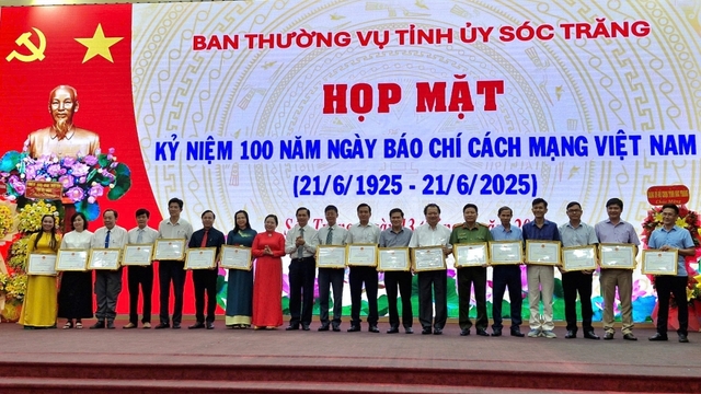 Cơ quan thường trú VOV tại ĐBSCL nhận bằng khen của Chủ tịch UBND tỉnh Sóc Trăng