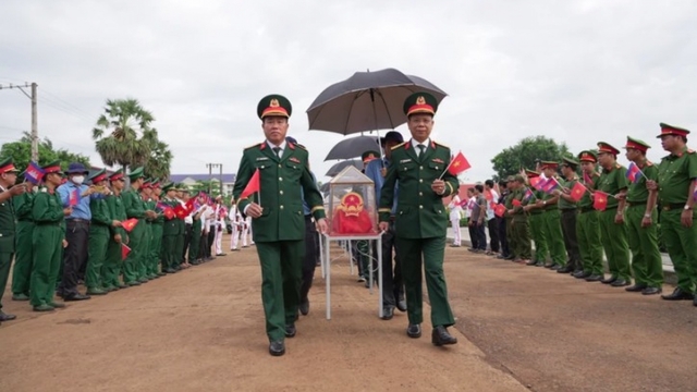 More Vietnamese volunteer soldiers’ remains repatriated from Cambodia