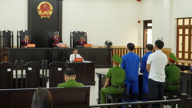 Y án sơ thẩm đối với 2 Phó Giám đốc Trung tâm Đăng kiểm 86-02D