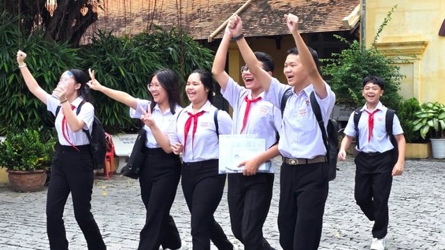 Thí sinh dự thi vào lớp 10 ở Cần Thơ vui mừng vì đề Toán “dễ thở”