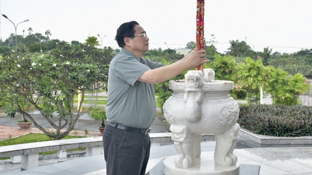 Thủ tướng Phạm Minh Chính tri ân các Anh hùng liệt sĩ, thăm các gia đình chính sách ở An Giang
