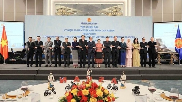 Vietnam hosts reception in celebration of 30-year ASEAN membership