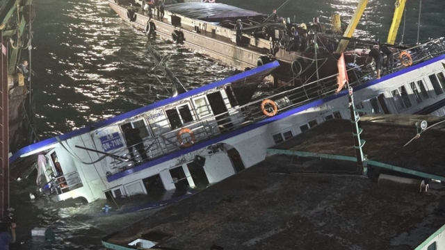 Lao PM sends condolences over boat capsize in Ha Long Bay