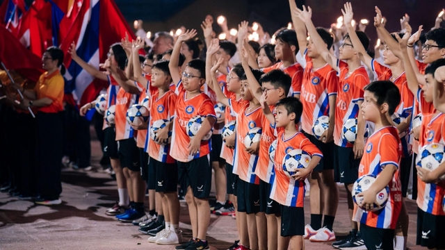 Câu chuyện phía sau đêm khai mạc giải bóng đá rực rỡ