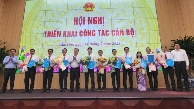 Cần Thơ công bố quyết định về công tác cán bộ