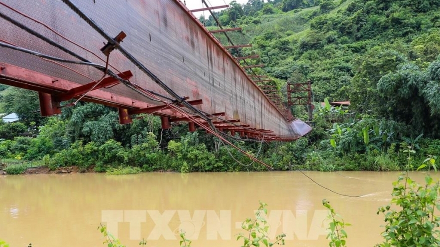 Đứt dây văng cầu treo ở Điện Biên, 1 ô tô và 1 xe máy rơi xuống sông