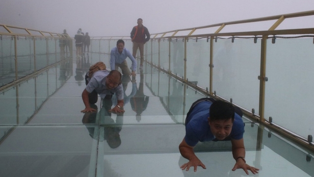 Lai Chau’s Rong May glass bridge connects nature's beauty and thrill of conquest