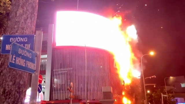 Cháy lớn ở hai ngôi nhà cao tầng trung tâm TPHCM, lửa đỏ rực bao trùm mặt tiền
