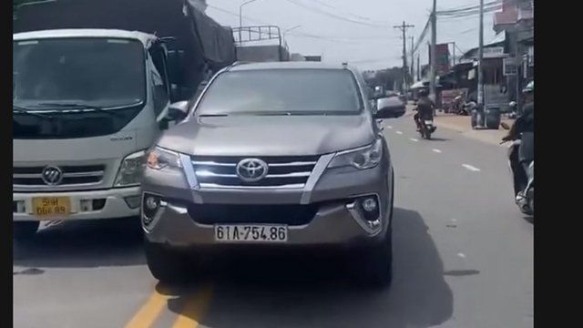 Tài xế ô tô đi ngược chiều ở TP.HCM đòi hành hung người quay video