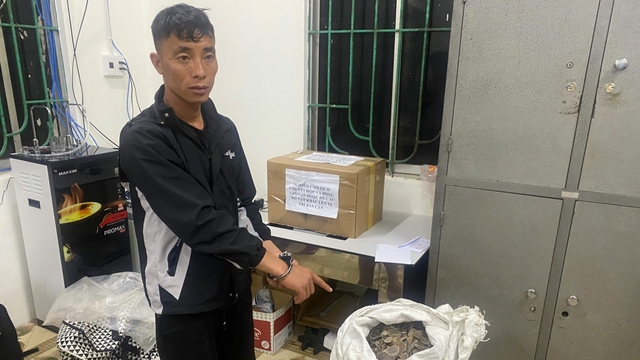 Bắt giữ đối tượng vận chuyển vảy tê tê và heroin