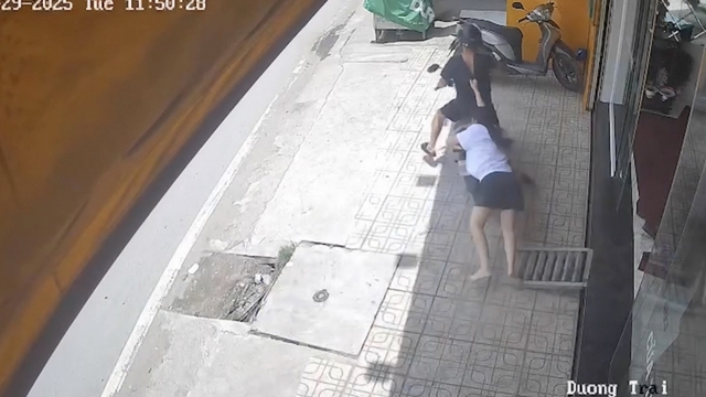 Bắt nghi can cướp, kéo lê nữ nhân viên tiệm vàng trên đường