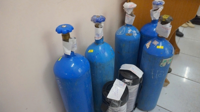 Cận cảnh xưởng sang chiết "khí cười" với bồn chứa hàng chục tấn