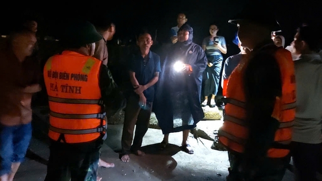 Chìm tàu du lịch câu mực ở Hà Tĩnh trong đêm, 34 người thoát nạn