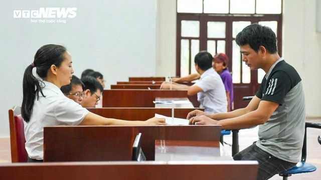 Bỏ hình thức kỷ luật giáng chức và hạ bậc lương với công chức